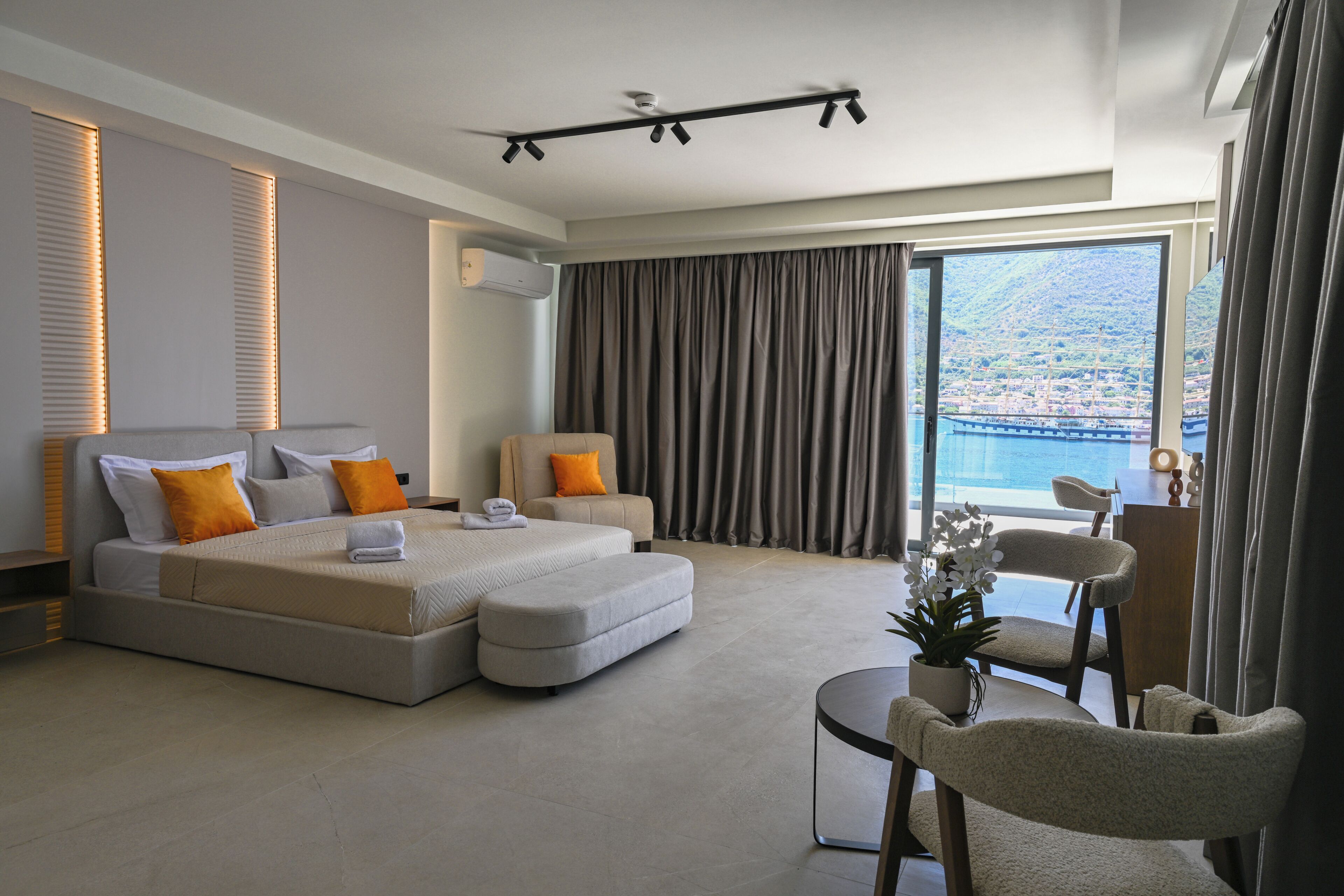 Habitación triple Deluxe, vista al mar | Escritorio, espacio para trabajar con laptop y wifi gratis 