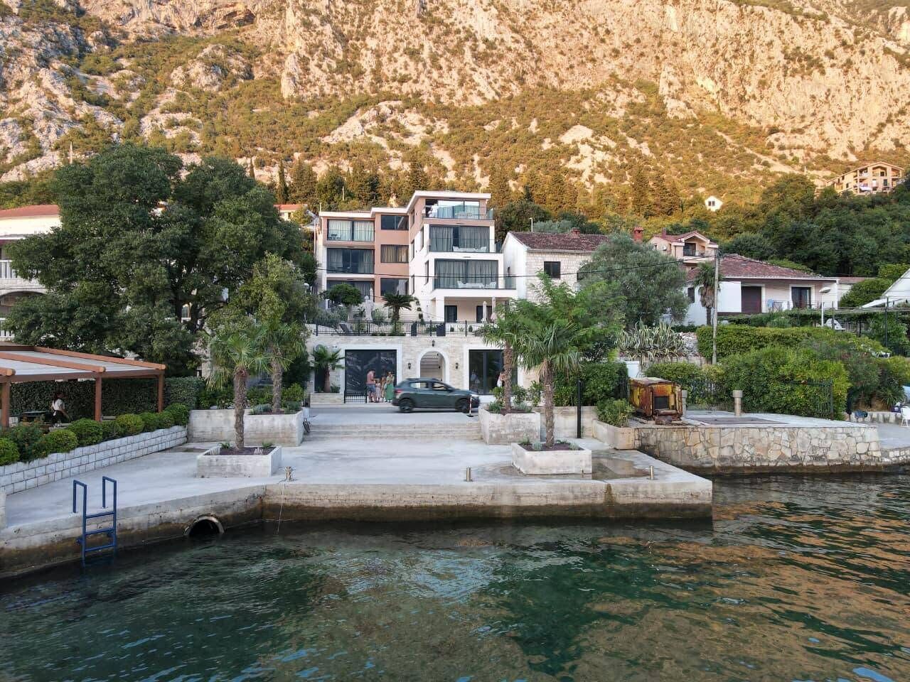 Una proprietà sul lungomare con piscina, patio coperto e vista sulle montagne.