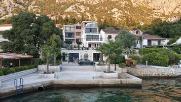 Una proprietà sul lungomare con piscina, patio coperto e vista sulle montagne.