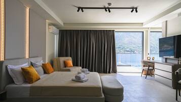 Tripla Deluxe, vista mare | Una scrivania, postazione laptop, Wi-Fi gratuito