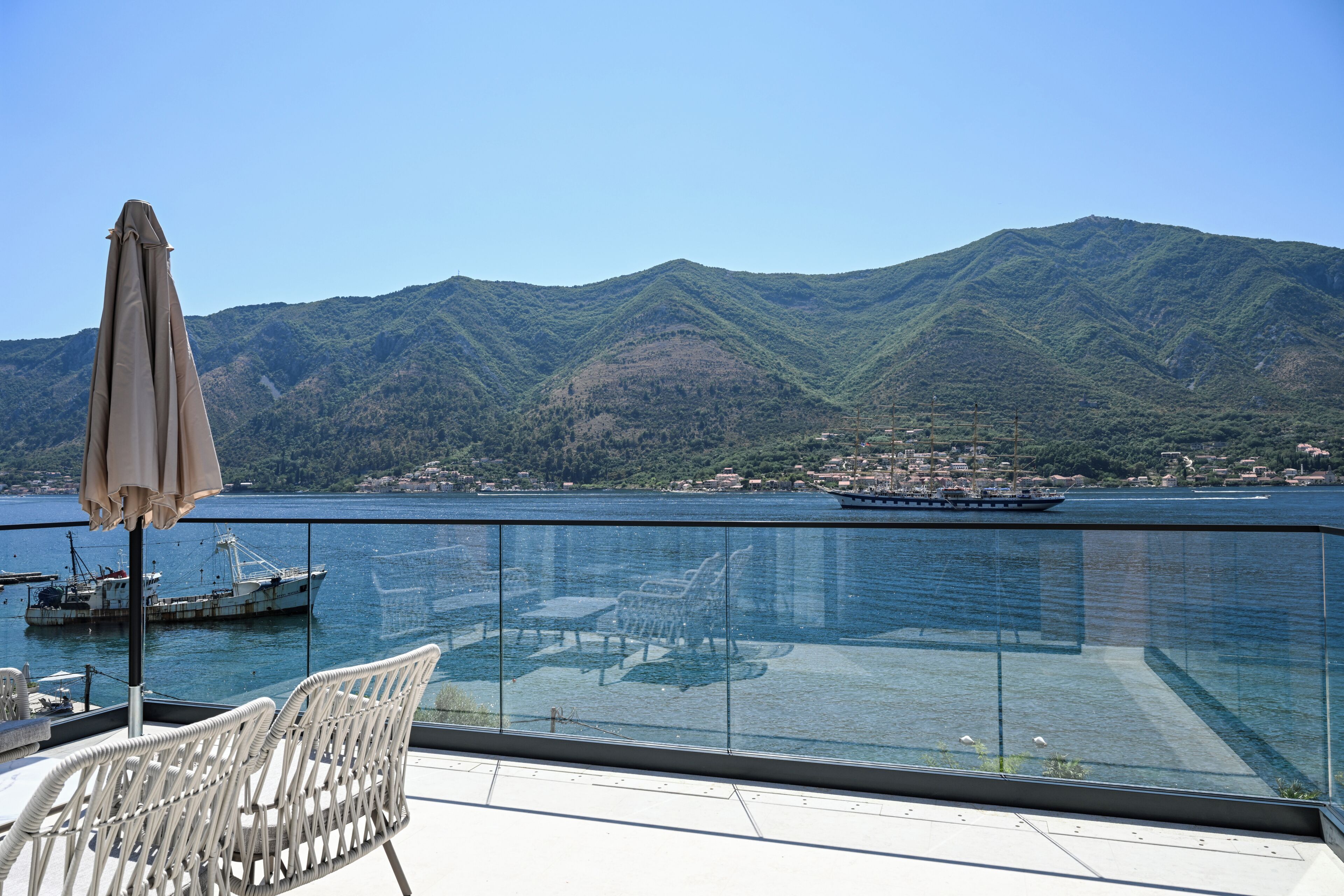 Habitación triple Deluxe, vistas al mar | Jardines del alojamiento