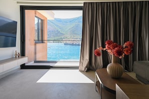 Deluxe-Vierbettzimmer, Balkon, Meerblick | Wohnbereich