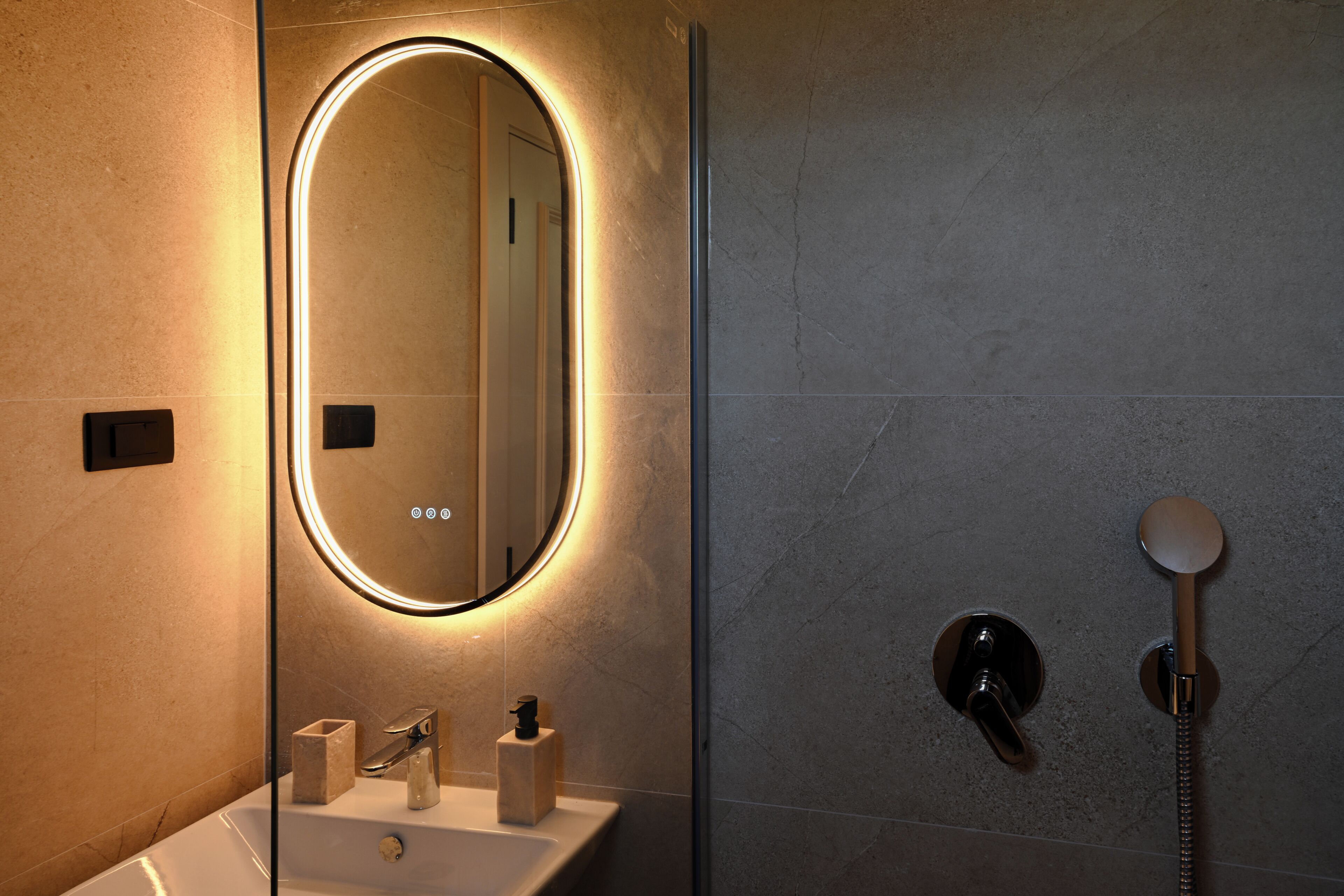 Quarto casal standard | Banheiro | Chuveiro, produtos de toalete grátis, secador de cabelo 