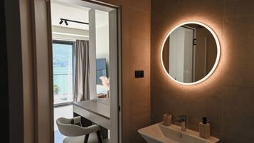 Quadrupla Deluxe, balcone, vista mare | Bagno | Doccia, set di cortesia gratuito, asciugacapelli, asciugamani
