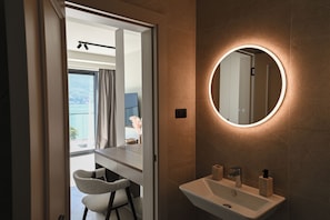 Deluxe-Vierbettzimmer, Balkon, Meerblick | Badezimmer | Dusche, kostenlose Toilettenartikel, Haartrockner, Handtücher
