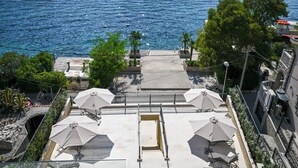 Una terraza con asientos al aire libre y vista al mar.