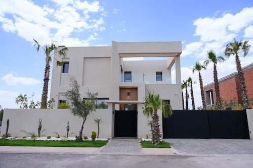 Villa exclusive à Taghazout – Piscine privée et luxe côtier