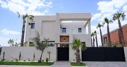 Villa exclusive à Taghazout – Piscine privée et luxe côtier