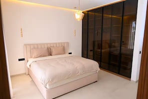 5 bedrooms, in-room safe, desk, iron/ironing board