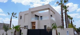 Villa exclusive à Taghazout – Piscine privée et luxe côtier