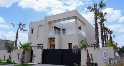 Villa exclusive à Taghazout – Piscine privée et luxe côtier