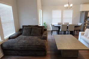 Living area - Modern 3BR Home Near Hospital & Navarro College (Corsicana)
