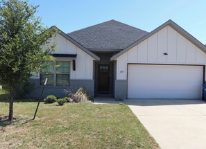 Exterior - Modern 3BR Home Near Hospital & Navarro College (Corsicana)