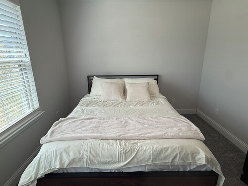 Modern 3BR Home Near Hospital & Navarro College