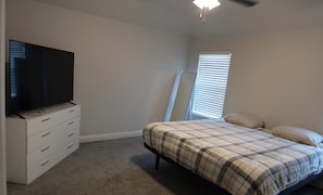 WiFi, bed sheets - Modern 3BR Home Near Hospital & Navarro College (Corsicana)