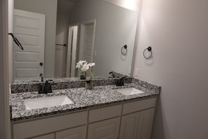 Shower, hair dryer, towels, soap - Modern 3BR Home Near Hospital & Navarro College (Corsicana)