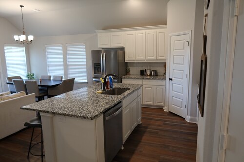 Modern 3BR Home Near Hospital & Navarro College