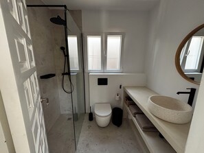 Sèche-cheveux, serviettes fournies, papier toilette