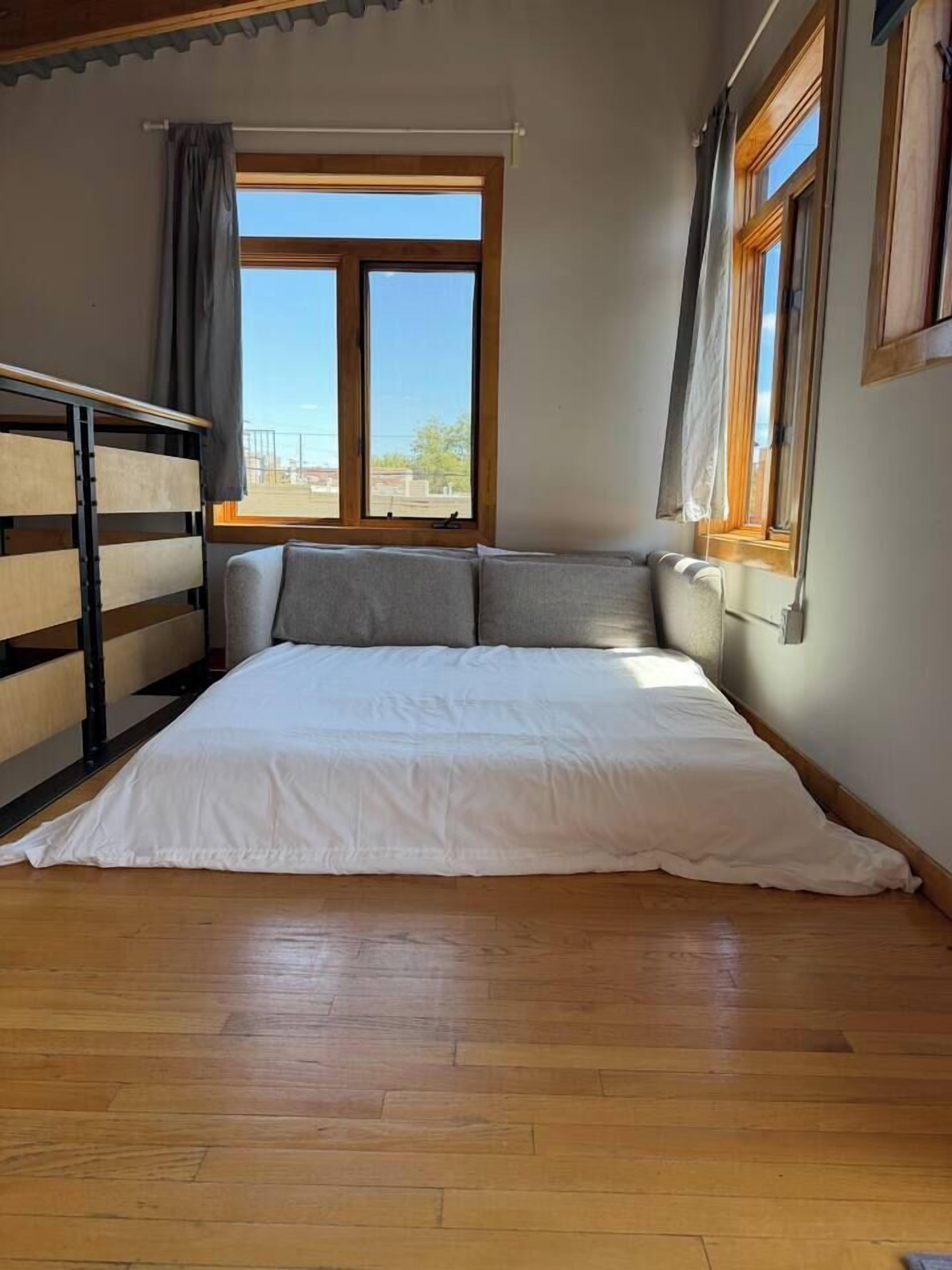 Een strijkplank/strijkijzer, wifi, beddengoed
