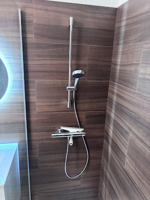 Bruser, hårtørrer, håndklæder, Toiletpapir