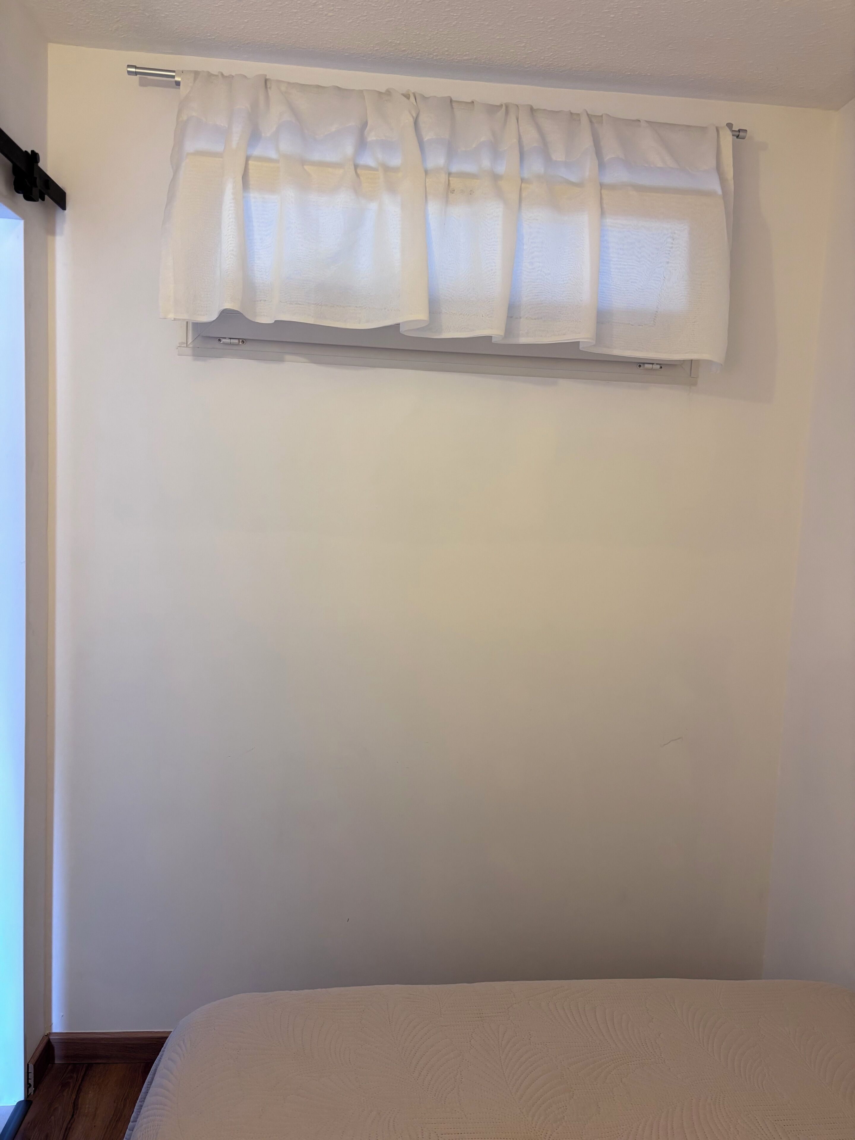 1 habitación, escritorio, tabla de planchar con plancha y cuna de viaje 