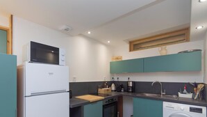 A compact kitchen with a refrigerator, microwave, sink, and dishwasher. - Le Bi-Fûts - ALLEVARD (ALLEVARD)