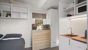 A compact kitchenette with a microwave, toaster, and sink. - Quiet and Private Tiny Home with Outdoor Bath in Hanmer Springs (Hanmer Springs)