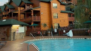 Eine Holzhütte mit Pool, Balkonen und Außenbereich.