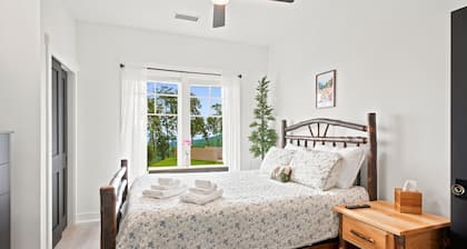 Rocky Top Retreat Luxe Top-Floor 2BR, Sunrise Views, Sleeps 6, Dog-Friendly
