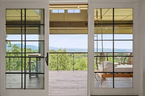 Rocky Top Retreat  Luxe Top-Floor 2BR, Sunrise Views, Sleeps 6, Dog-Friendly