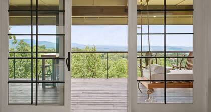 Rocky Top Retreat Luxe Top-Floor 2BR, Sunrise Views, Sleeps 6, Dog-Friendly