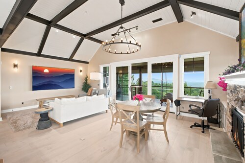 Rocky Top Retreat  Luxe Top-Floor 2BR, Sunrise Views, Sleeps 6, Dog-Friendly