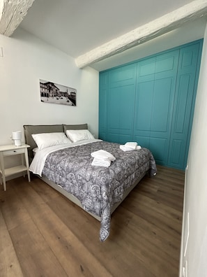 Tabla de planchar con plancha, wifi, ropa de cama