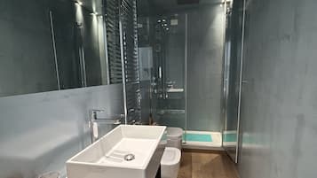 Dusche, Haartrockner, Bidet, Handtücher