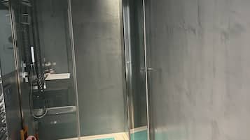 Shower, hair dryer, bidet, towels