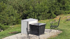 A bench and a grill in a grassy outdoor area with trees in the background. - Jazzy Moon Log Cabin Gorgeous Ozark Mountain Country View No Cleaning Fees (Eureka Springs)