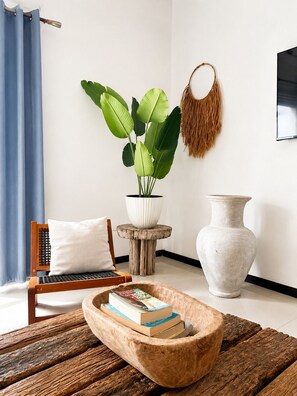 A room with a wooden bench, a potted plant, a white vase, and a woven wall hanging. - 10 guests, amazing 3-bedroom apartment in downtown Playa del Carmen (Playa del Carmen)
