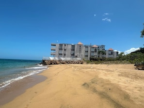 Ubicación a pie de playa, tumbonas y toallas de playa