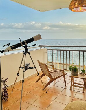 A telescope on a balcony with a view of the sea. - Ocean View 2-bedroom 2- bathroom apartment with AC in Rincon (Rincon)