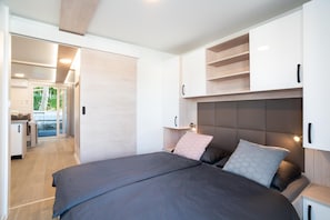 Mobil Karavan | 2 kamar tidur dan seprai linen