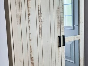 A white door with vertical planks and black handles. - Gästehaus am Neetzekanal by Interhome (Bardowick)