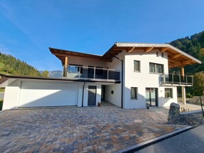 A modern two-story house with a garage, a balcony, and a view of the mountains. - Apartment Tyrol by Interhome (Auffach)