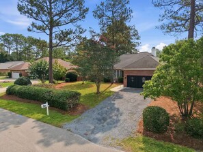 A residential area with houses, a driveway, and a mailbox. - Luxury Golf•Stay Simulator•Hot Tub•PGA Golden Tee (Pinehurst)