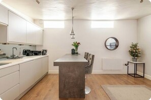 Dining - Charming 2 bed city garden flat in central Haymarket/ west end & parking (Edinburgh)