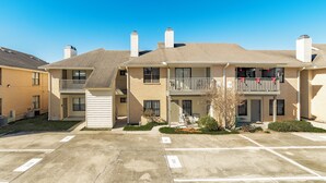 A multi-story residential building with a parking lot in front. - Near Hospitals 2 bedroom 1 bath in Baton Rouge (Baton Rouge)