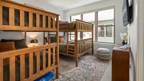 3 bedrooms, iron/ironing board, WiFi, bed sheets - Luxury 3 Bed Townhome • Walk to Town • on Ski Bus • Hot Tub • 2-Car Garage (Fraser)