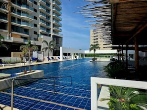Una piscina al aire libre, una piscina climatizada