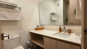Ducha, secador de pelo, toallas y jabón