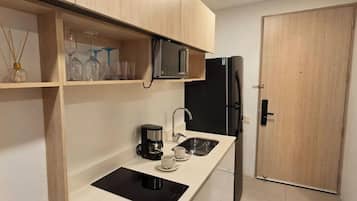 Coffee/tea maker, fridge, microwave, stovetop