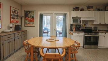 Premium Suite, Garden View | Private kitchen | Highchair